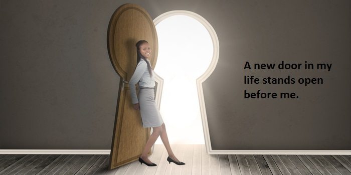 Businesswoman leaning against keyhole shaped doorway with quote