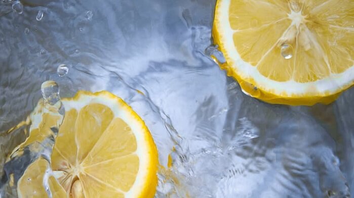 sliced lemon on water in daytime