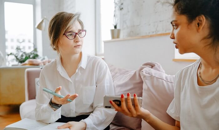 mental health therapist consulting client