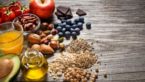 healthy foods that taste good too - dark chocolate blueberries & more on wood table