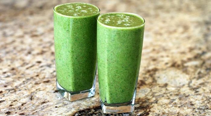 green smoothies on table - foods for sore throat