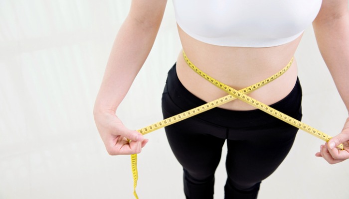 woman measuring waist for whtr